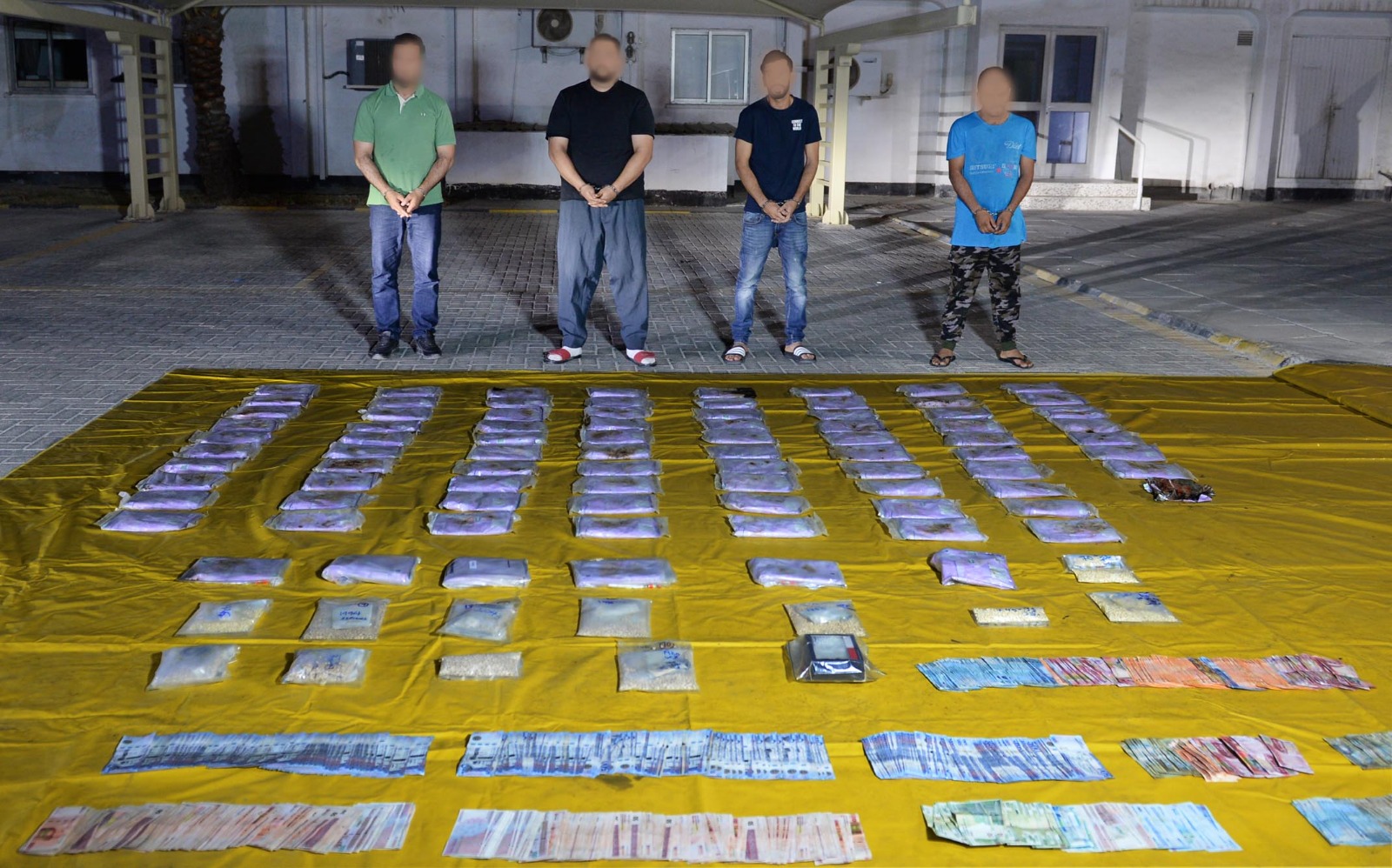 مكافحة المخدرات : ضبط مواد مخدرة تصل قيمتها حوالي نصف مليون دينار والقبض على 4 أشخاص أثناء قيامهم بترويج المضبوطات<